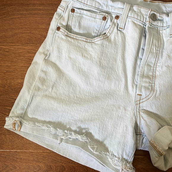 Light wash Levi’s 501 shorts - Picture 5 of 7